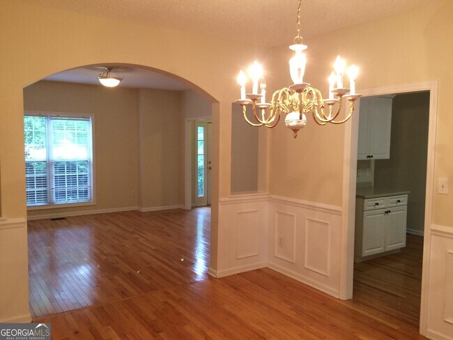 Building Photo - 135 Woodbriar