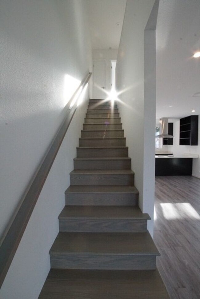 Building Photo - Beautiful 2bd/2.5ba North Portland Townhom...