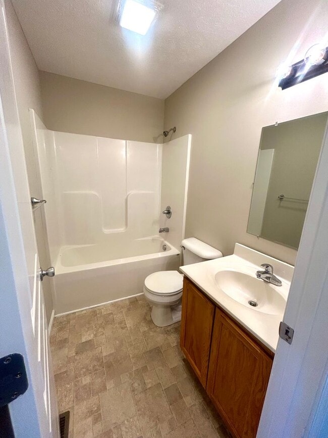 Building Photo - Town House For Rent