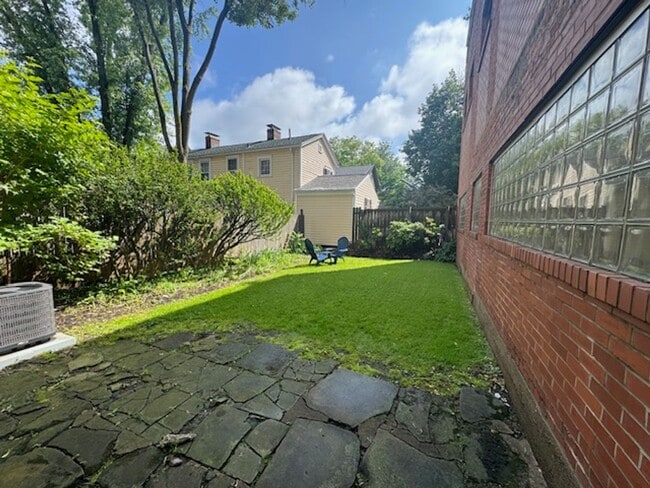 Building Photo - 941-943 St. James Street