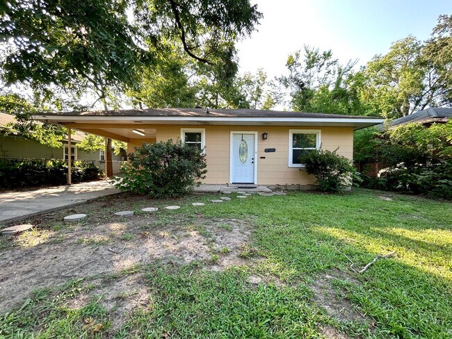 Building Photo - Charming Three Bedroom Home in a Highly Desirable Neighborhood
