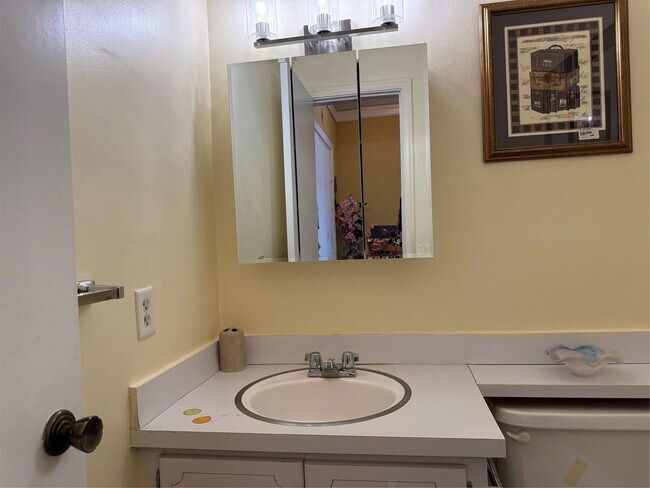 Building Photo - 412 S Cypress Rd