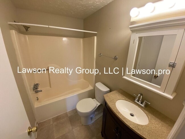 Building Photo - Charming Salem Townhome