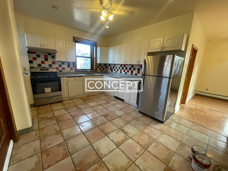 Building Photo - 369 Centre St