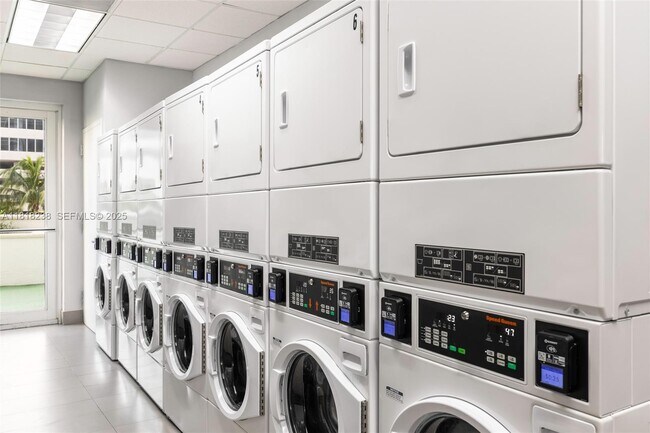 Building Photo - 1200 Brickell Bay Dr