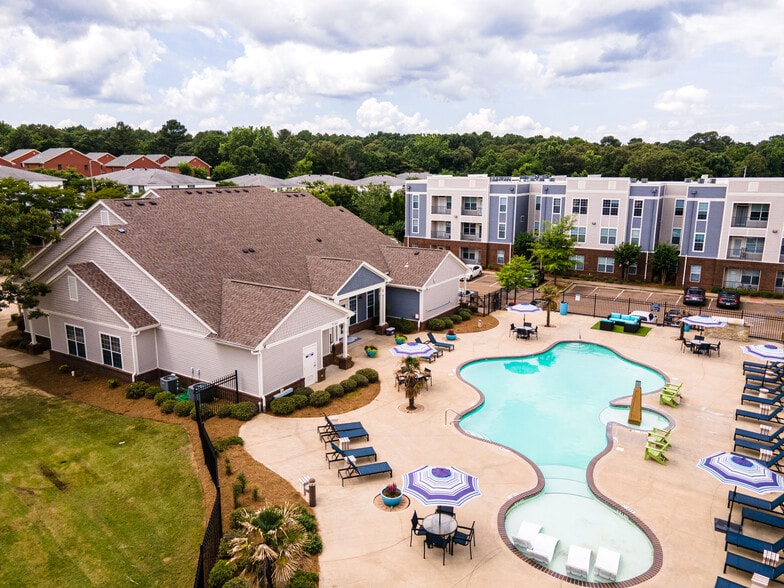 Building Photo - Rev on Anderson