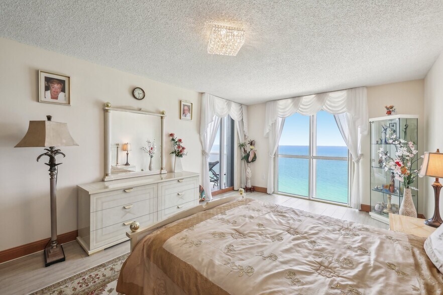 Building Photo - 16711 Collins Ave