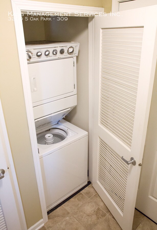 Building Photo - ReVerb Century Station Apt! (3200 S Oak Park)