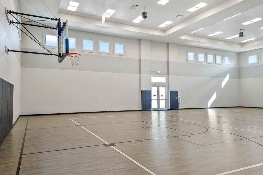 Building Photo - 5030 Saratoga Springs Run