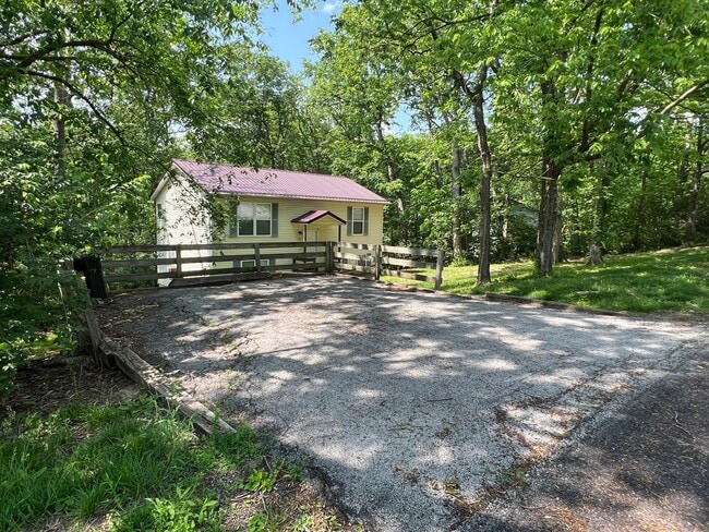 Building Photo - 4 bed 1.5 bath on 1/2 acre lot