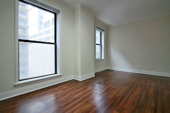 Building Photo - 208 E Chestnut St