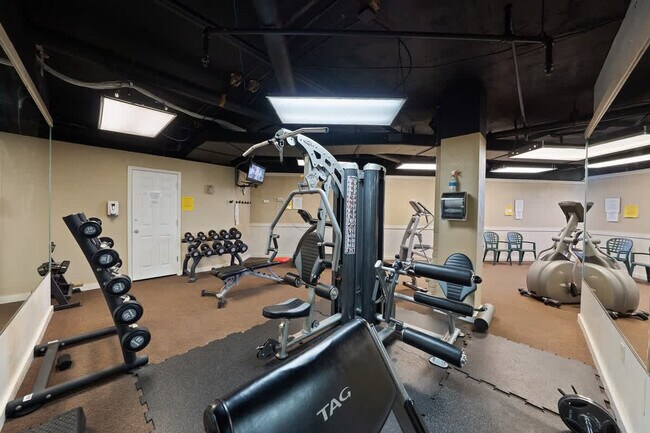 Building Photo - 7205 Thomas Dr