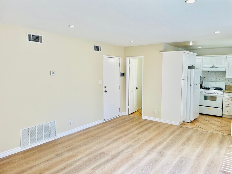 Building Photo - 2104 Raymond Ave