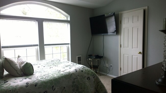 Building Photo - Beautiful Murrayhill Townhome with Dual Primary Suites & Private Backyard!
