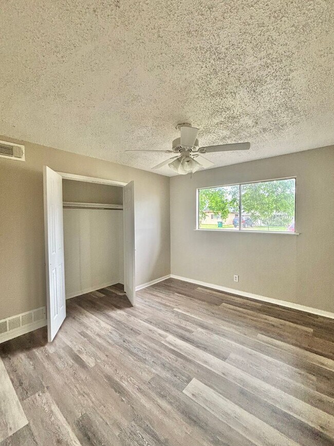 Building Photo - COMING SOON!! 3 Bedroom 2 Bathroom Home!!!