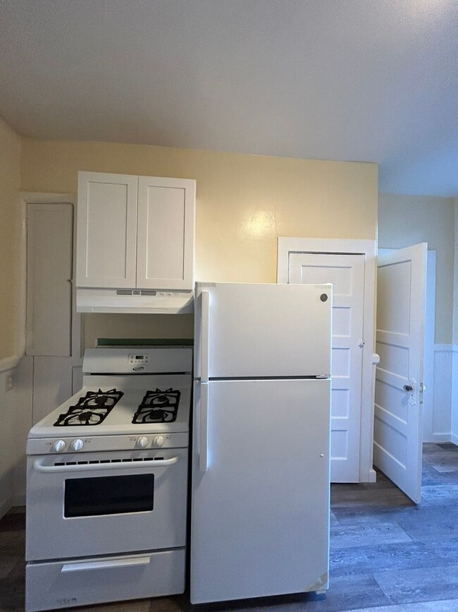 Building Photo - Two Bedroom Available Now in Noe Valley!!