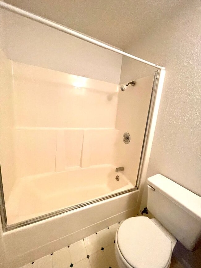 Building Photo - Large Unit! 2-Car Garage Parking! Don't Miss This One!