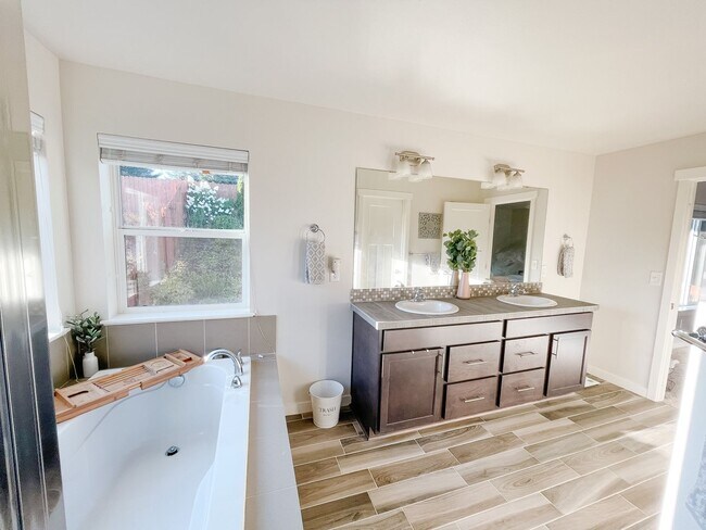 Building Photo - 4 Bedroom Home in Silverdale's Woodbridge Crossing!