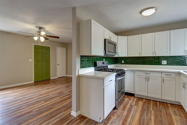 Building Photo - Price reduced. College students welcome in this 4 bedroom home!