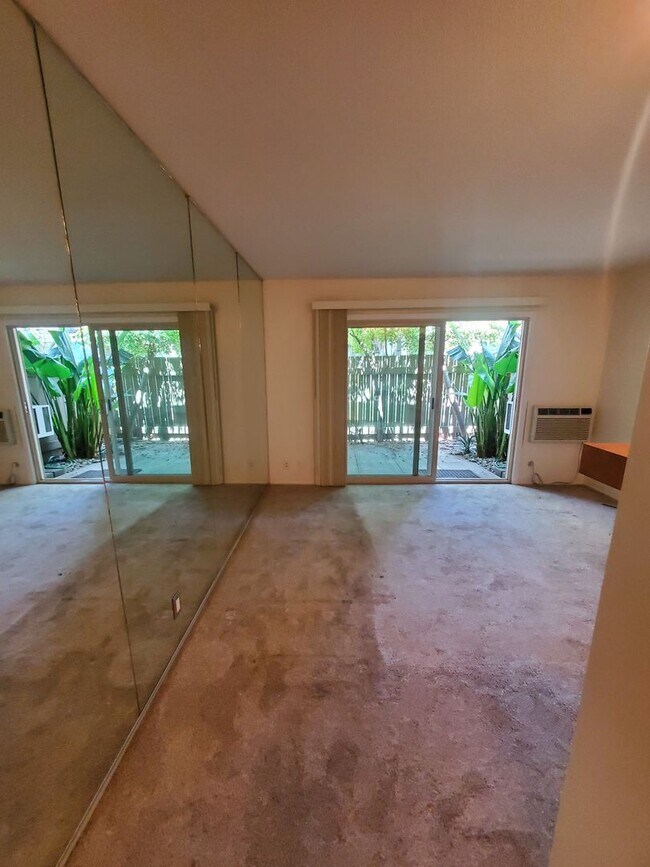 Building Photo - Tasteful Single Story Condo 1bd/1ba - Grea...