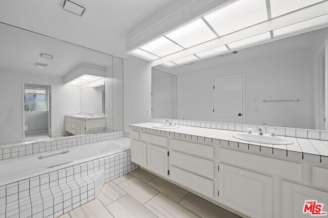 Building Photo - 1486 Palisades Dr