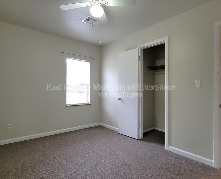 Building Photo - 608 N Poplar Ln