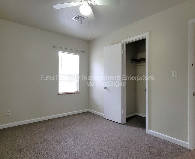 Building Photo - 608 N Poplar Ln