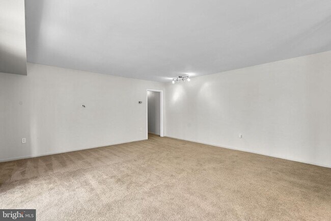 Building Photo - 10643 Weymouth St