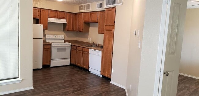 Building Photo - 2312 Balsam Dr