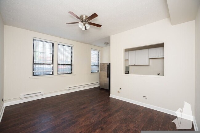 Building Photo - 3340 N Marshfield Ave