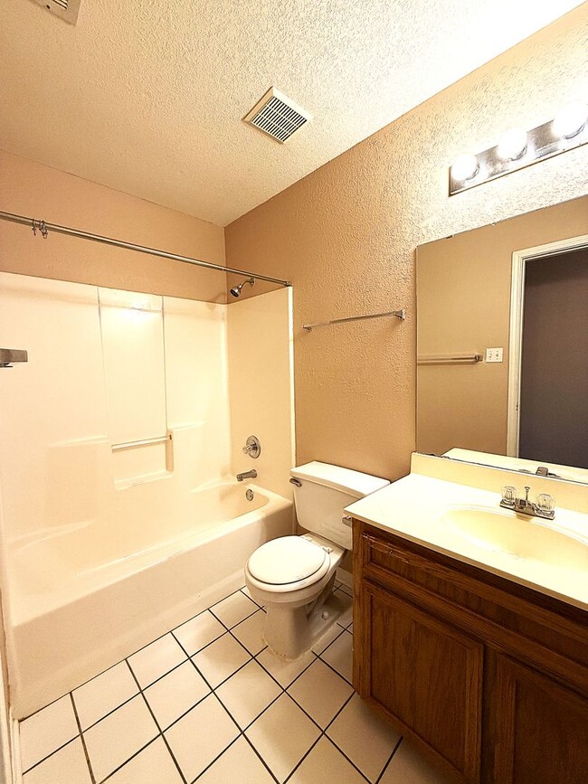 Building Photo - 405 Gina Dr