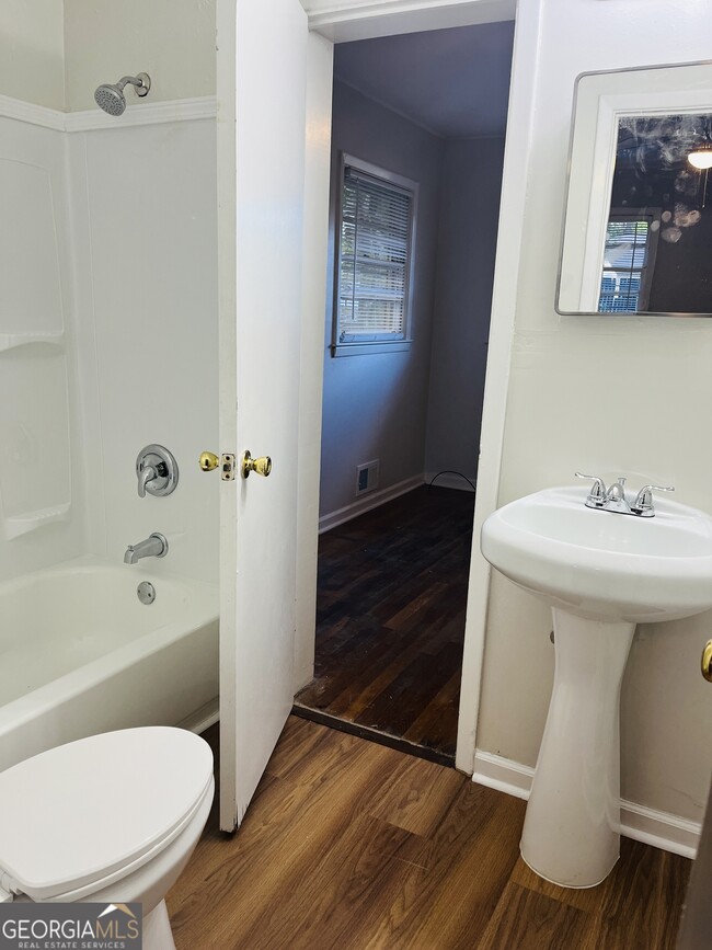 Building Photo - 531 Locke St