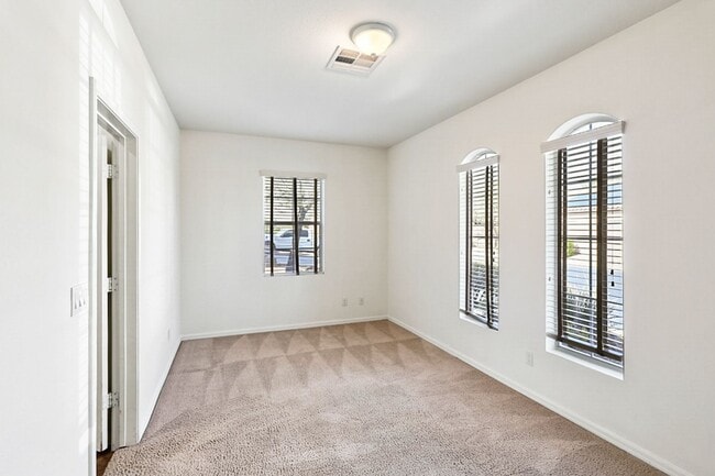 Building Photo - Lovely Northwest Gated Community Home