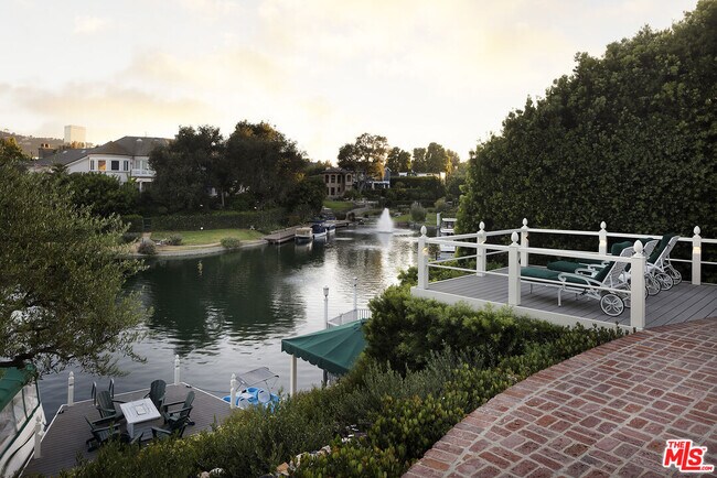 Building Photo - 10030 Toluca Lake Ave
