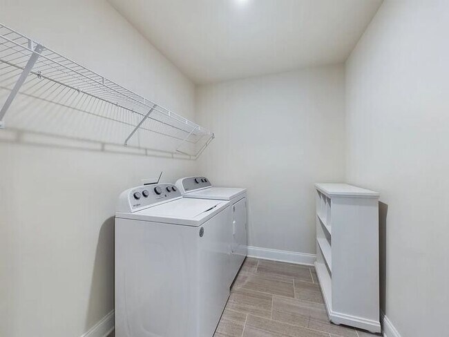 Building Photo - 3 Bed/2.5 Bath Beautiful Newer Constructio...