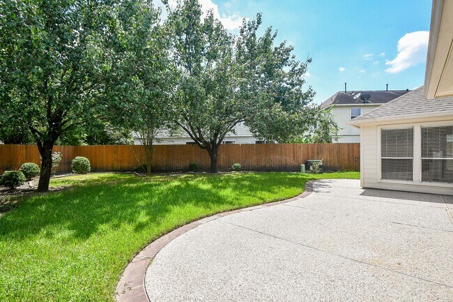 Building Photo - 707 New Pines Dr
