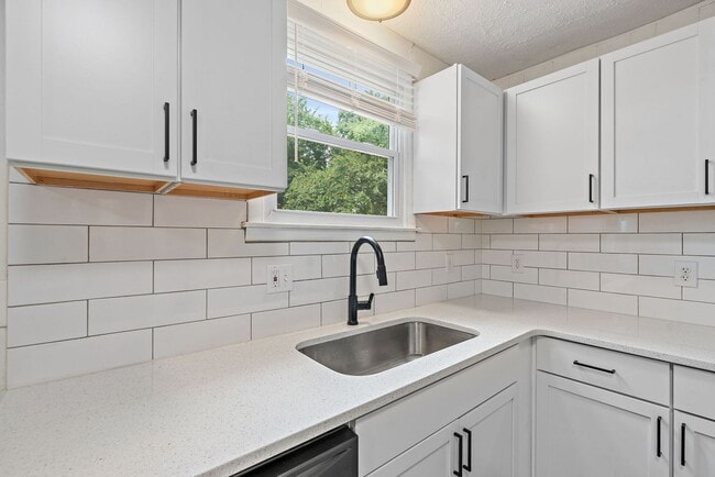 Building Photo - 1541 Cherry Tree Dr