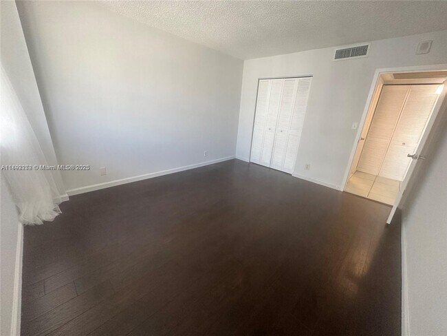 Building Photo - 2030 S Ocean Dr