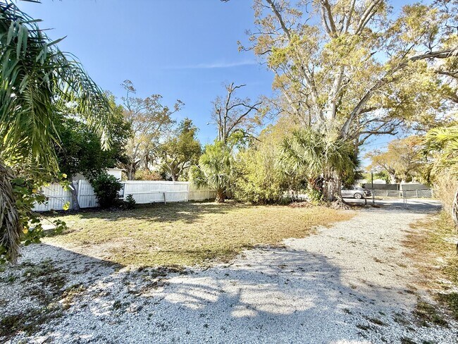 Building Photo - 713 Smith St