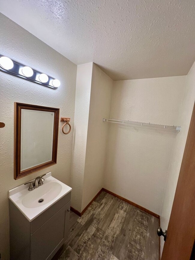 Building Photo - Dunbar Ave 529-