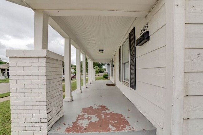 Building Photo - Spacious 2 Bed + Flex Space – Perfect Room...