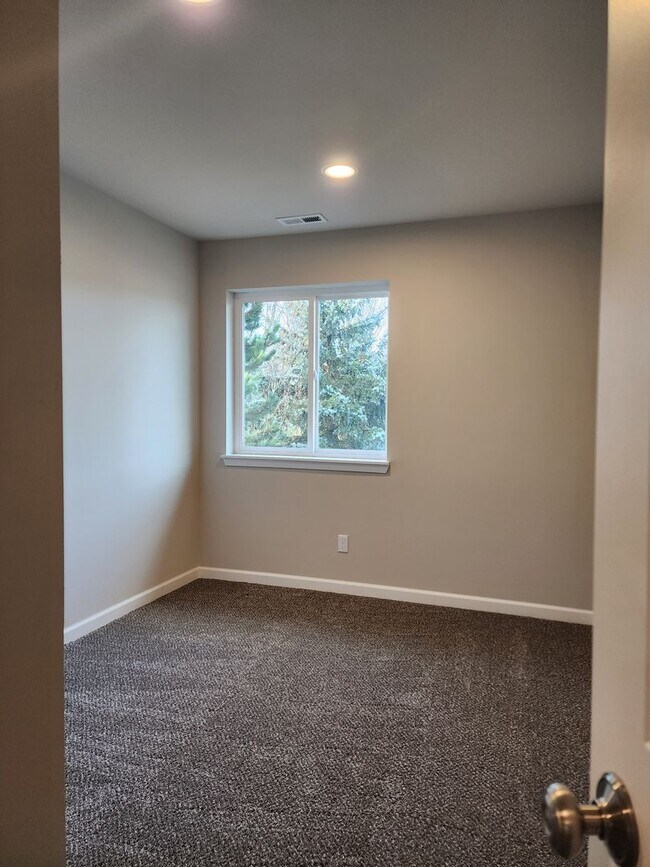 Building Photo - 15603 View Dr Ct SE