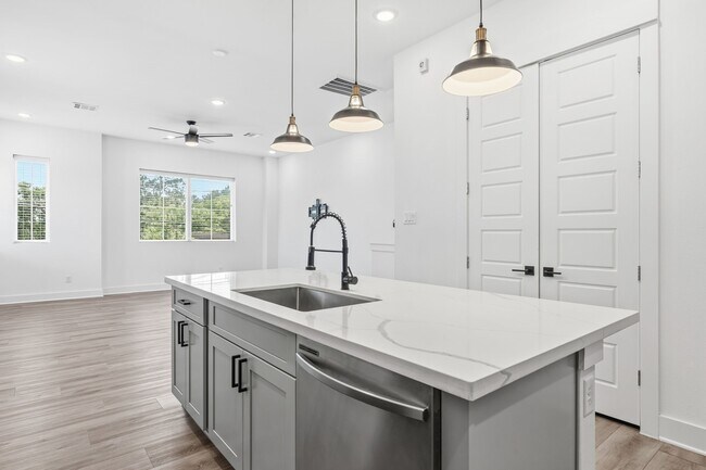 Building Photo - 1404 Mansfield St