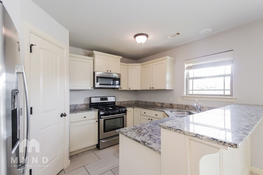 Building Photo - 2403 SW Worthington Ave