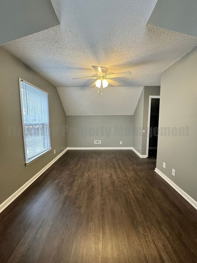 Building Photo - Newly Renovated 4 Bedroom 2 Bathroom