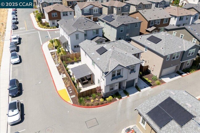 Building Photo - 300 Hideaway Ln