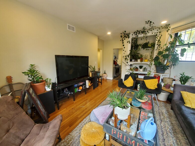 Building Photo - 1914 Beacon St