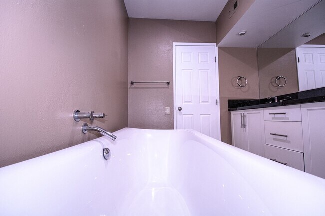 Building Photo - 848 W Huntington Dr