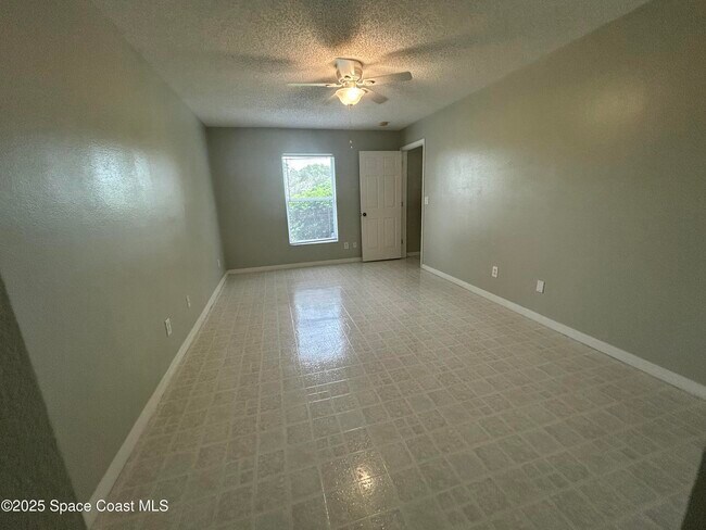 Building Photo - 610 Benton Dr