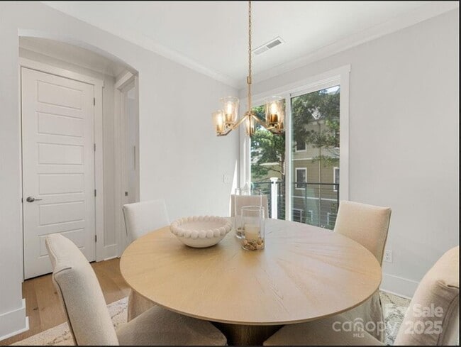 Building Photo - Beautiful and spacious 4-bedroom, 5-bath h...
